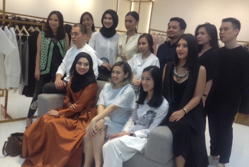 Sejumlah desainer yang menjadi pengisi toko pop-up Jakarta Fashion Week di Senayan City.