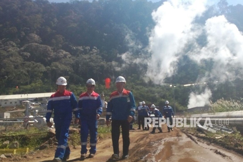Sejumlah Direksi Pertamina Geothermal Energy berbincang saat peresmian operasional PLTP Karaha Unit 1 di Kecamatan Kadipaten Kabupaten Tasikmalaya Jawa Barat, Senin (30/4). 