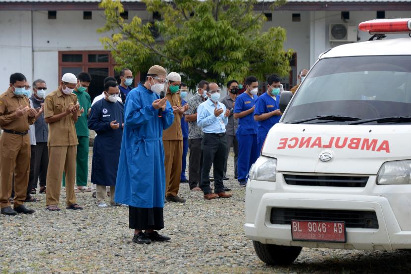Sejumlah dokter bersama tenaga medis lainnya berdoa setelah melaksanakan shalat jenazah rekan dokter yang meninggal karena positif COVID-19. (ilustrasi)