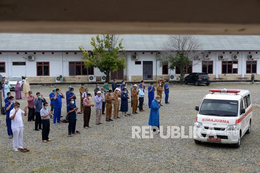 Sejumlah dokter bersama tenaga medis lainnya melaksanakan shalat jenazah dokter spesialis paru positif COVID-19 saat pelepasan terakhir menggunakan mobil ambulan ke pemakaman di Rumah Sakit Umum Zainainal Abidin, Banda Aceh, Aceh, Selasa (29/9/2020). Dinas Kesehatan provinsi Aceh menyatakan, dr Zulkifli Sp.P (80) positif COVID-19 dan menjadi dokter keempat di Aceh meninggal akibat COVID-19.