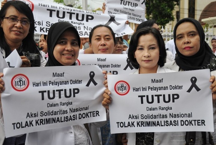 Sejumlah dokter membawa poster saat melakukan aksi solidaritas di depan Rumah Sakit Umum provinsi NTB di Mataram, Rabu (27/11). 