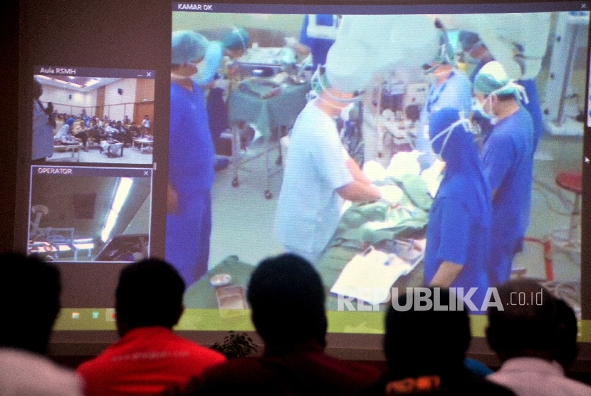 Sejumlah dokter, wartawan dan pengunjung menyaksikan secara langsung operasi Hybrid Gangguan Jantung Ventrical Septal Defect (VSD) di Aula Rumah Sakit Moehamad Hoesin Palembang (ilustrasi).