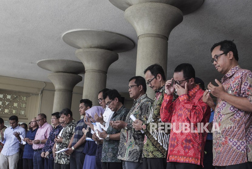 Sejumlah dosen, akademisi dan mahasiswa berdoa saat acara pernyataan sikap atas merebaknya aksi terorisme di Indonesia di Balairung, Universitas Gadjah Mada (UGM), Sleman, DI Yogyakarta, Senin (14/5). 