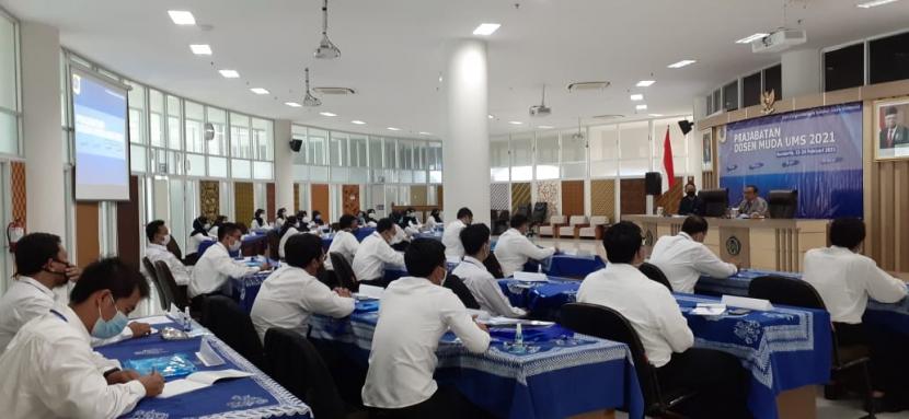 Sejumlah dosen muda Universitas Muhammadiyah Surakarta (UMS) mengikuti diklat prajabatan Senin-Rabu (22-24/2) di kampus setempat. Mereka disiapkan menjadi guru besar dalam 12-15 tahun ke depan. 