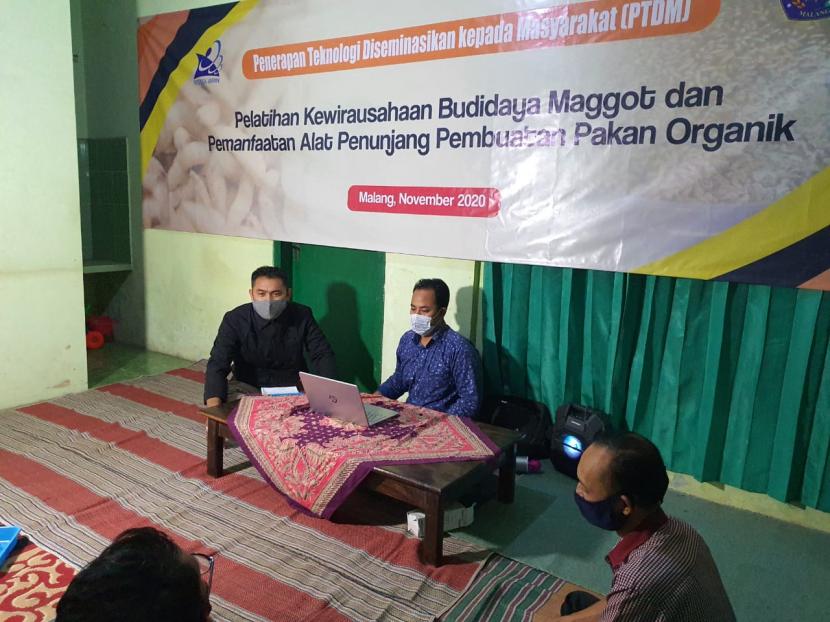 Sejumlah dosen Universitas Muhammadiyah Malang (UMM) memberikan pelatihan budidaya maggot di Desa Mulyoagung, Malang. 