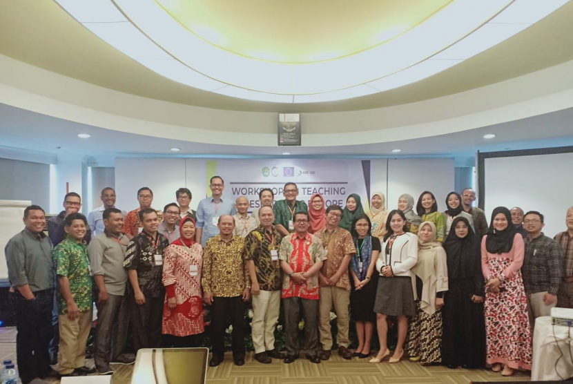 Sejumlah dosen yang mendeklarasikan Asosiasi Ilmu Hubungan Internasional Indonesia (AIHII) 