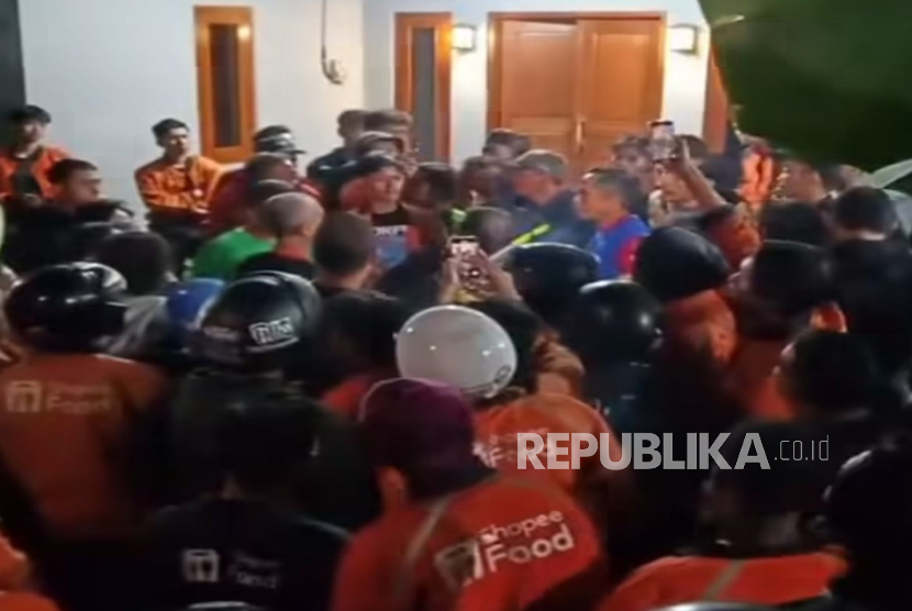 Pelanggan Aniaya Driver ShopeeFood karena Terlambat Antar Pesanan, Rumah Pelaku Digeruduk Ratusan Dr