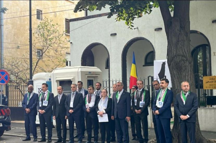 Sejumlah duta besar dari negara-negara anggota Organisasi Kerja Sama Islam (OKI) di Rumania menggelar aksi solidaritas untuk Palestina di depan Kedutaan Besar Palestina di Bucharest, Jumat (20/10/2023). 