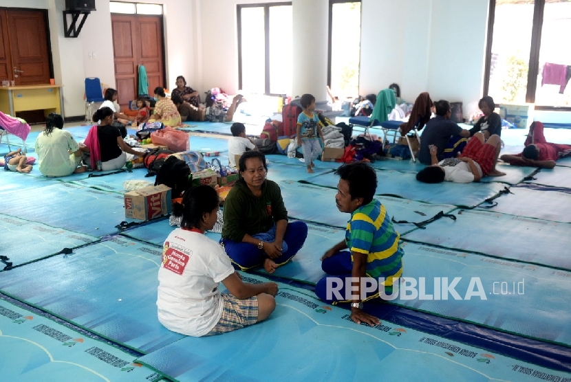 Sejumlah eks-anggota Gerakan Fajar Nusantara (Gafatar) beristirahat di Panti Sosial Bina Insan Cipayung, Jakarta Timur, Ahad (24/1).  (Republika/Wihdan)