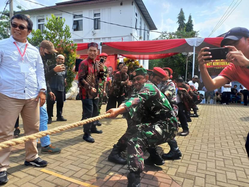 Sejumlah eks napiter mengikuti lomba untuk memeriahkan peringatan kemerdekaan Republik Indonesia, di halaman Pesantren Halamatul Quran, Kecamatan Manonjaya, Kabupaten Tasikmalaya, Rabu (17/8/2022).