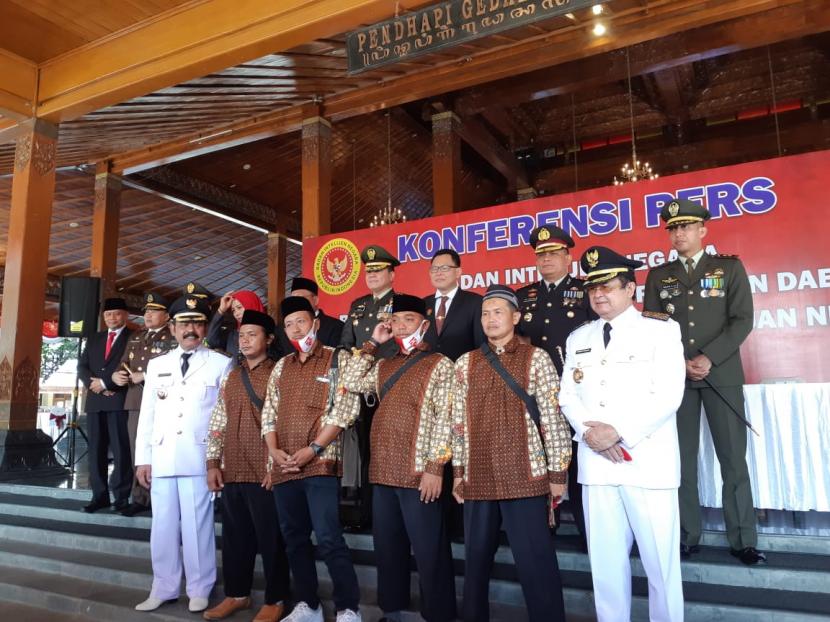 Sejumlah eks narapidana terorisme (berbaju batik di barisan depan) dari wilayah Solo Raya merayakan Hari Kemerdekaan ke-75 Republik Indonesia di Balai Kota Solo, Senin (17/8).