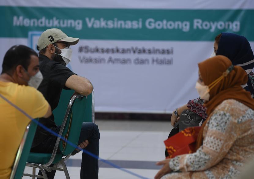 Sejumlah ekspatriat menunggu di ruang observasi usai divaksin saat kegiatan vaksinasi COVID-19 untuk ekspatriat di Gelanggang Remaja Tanjung Priok, Jakarta, Rabu (29/12/2021). Kegiatan itu diikuti oleh 49 orang ekspatriat atau warga negara asing (WNA) yang tinggal di Indonesia. WNA Perlu Buat E-ticket di PeduliLindungi untuk Vaksinasi Covid-19