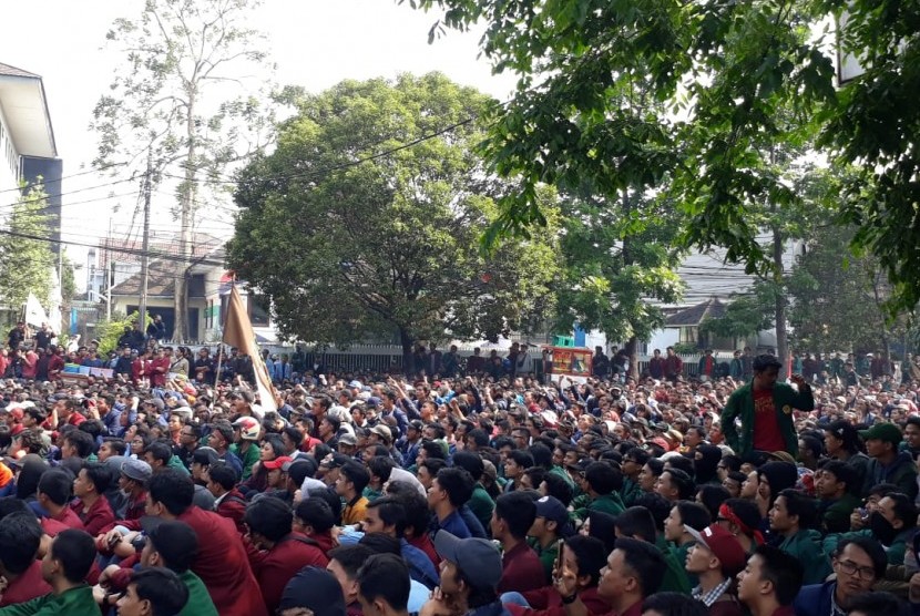 Sejumlah elemen masyarakat dan perguruan tinggi se Bandung Raya menggelar aksi di halaman gedung DPRD Jabar,. 