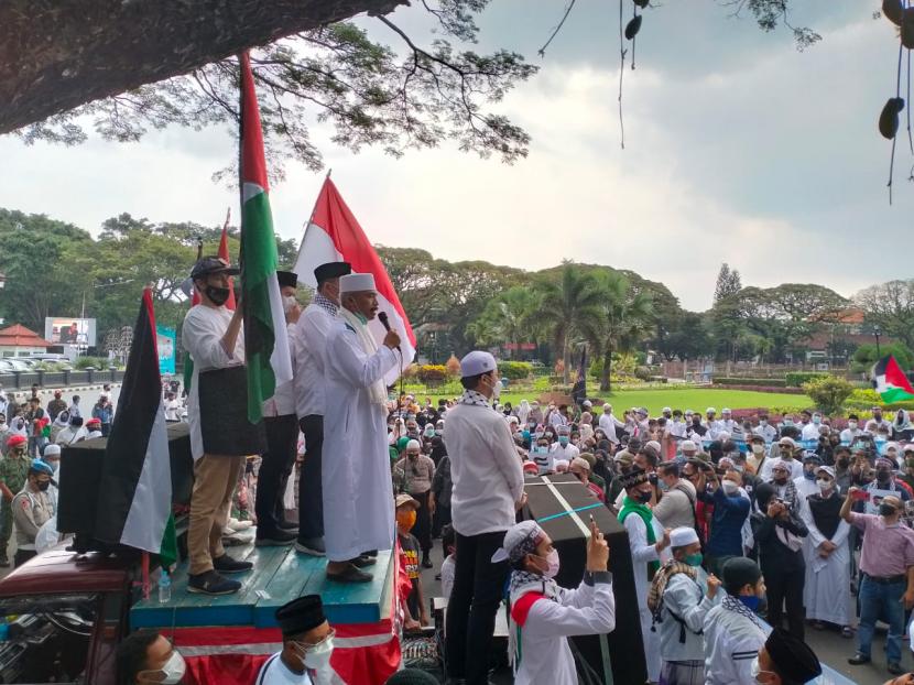 Sejumlah elemen masyarakat mengadakan aksi bela Palestina di depan Balai Kota Malang dan Gedung DPRD, Jumat (21/5). 