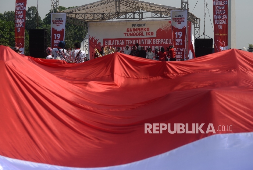 Sejumlah elemen masyarakat mengikuti Parade Kebinekaan di Silang Monas, Jakarta, Sabtu (19/11).