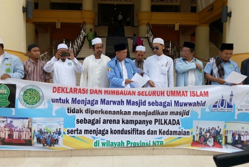 Sejumlah elemen umat Islam di NTB menggelar deklarasi tidak menggunakan masjid sebagai arena kampanye pilkada di Masjid Hubbul Wathan, Islamic Center NTB, Jumat (16/2).