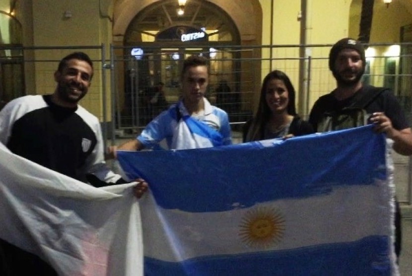 Sejumlah fan Argentina di depan hotel tempat menginap Lionel Messi dkk di Solo Sokos Palace Bridge, Saint Petersburg.