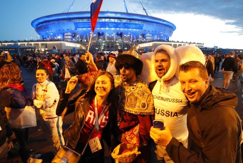 Sejumlah fan Rusia merayakan kemenangan atas Mesir pada Piala Dunia 2018 di St Petersburg.
