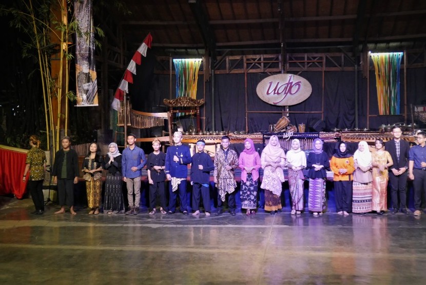 Sejumlah finalis Duta Bahasa Jawa Barat 2019 pada Malam Bakat yang digelar di Saung Angklung Udjo, Sabtu (22/6)