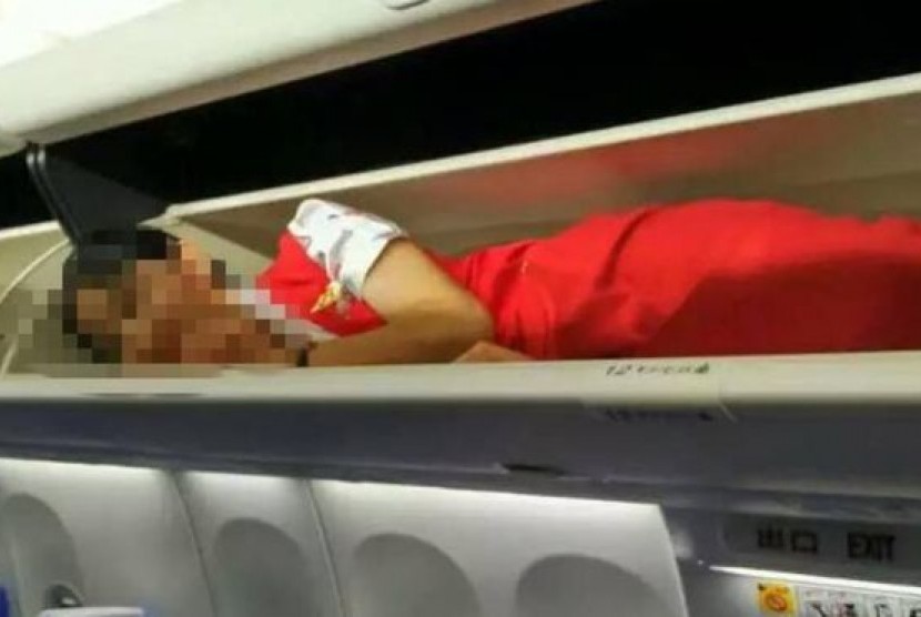 Sejumlah foto pramugari Cina yang sedang berbaring di kompartemen atas penyimpanan tas di pesawat sedang ramai diperbincangkan di media sosial. Aksi itu dianggap perilaku bullying.