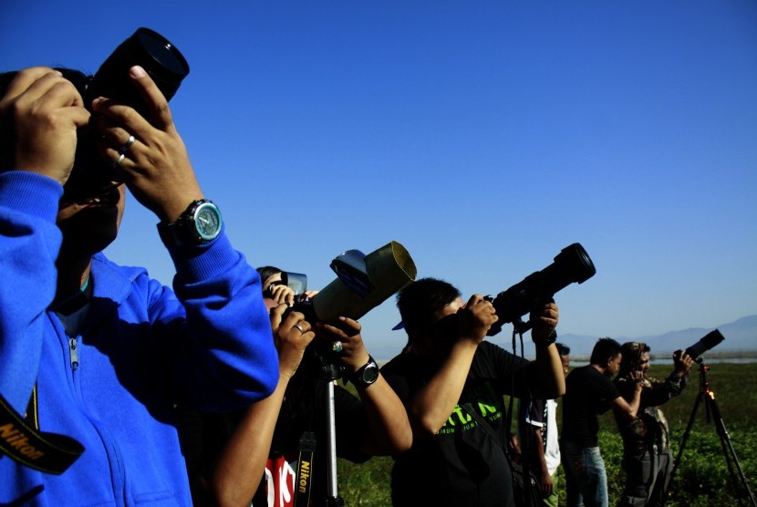 Sejumlah fotografer memotret gerhana matahari di Danau Limboto, Gorontalo, Rabu (9/3). 