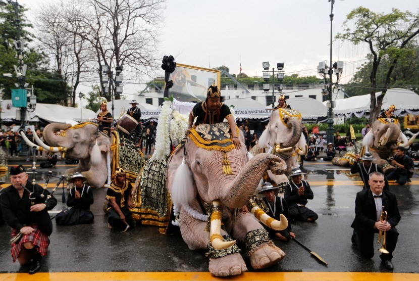 Sejumlah gajah berlutut dalam rangka mengenang mendiang Raja Thailand di Ayutthaya, Bangkok.