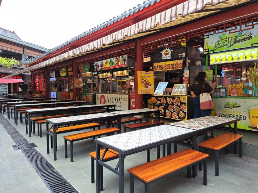 Sejumlah gerai kuliner halal tersedia di kawasan Old Shanghai Sedayu City Kelapa Gading, Jakarta Timur.