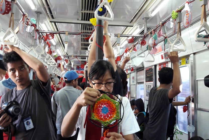 Sejumlah gerbong kereta commuter line dihias dengan rajutan merah putih dalam rangka hari kemerdekaan Indonesia.