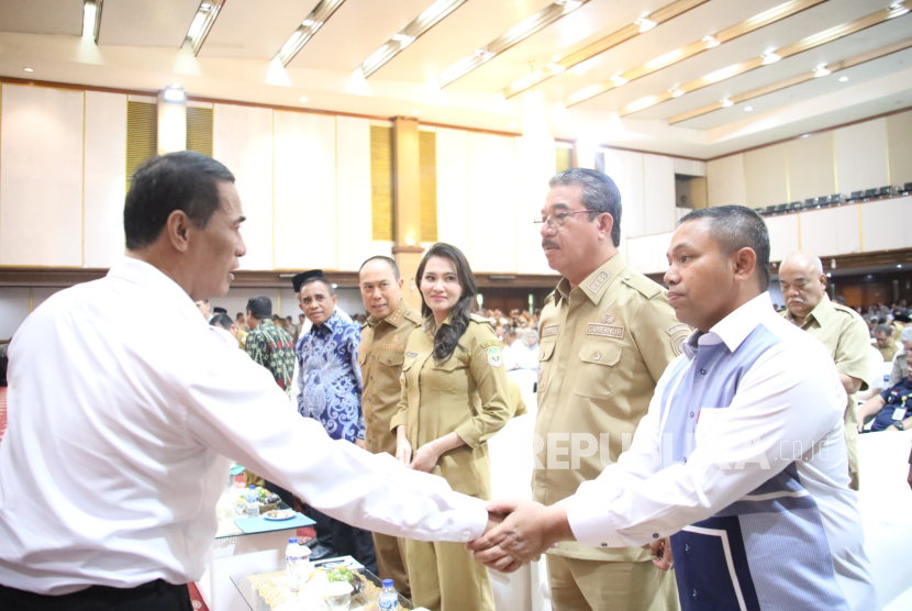 Sejumlah Gubernur dan Bupati/Walikota dikumpulkan oleh Menteri Pertanian (Mentan) dalam Rapat Koordinasi Hilirisasi Perkebunan.