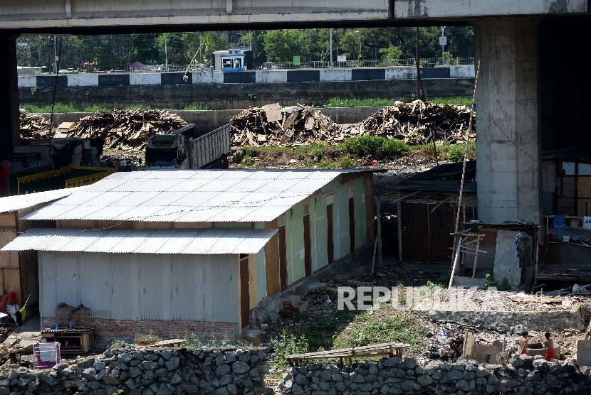  Sejumlah gubuk liar memadati kolong tol Kalijodo, Jakarta, Rabu (7/6)