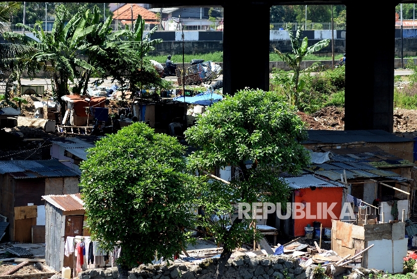 Sejumlah gubuk liar memadati kolong tol Kalijodo, Jakarta, Rabu (7/6)