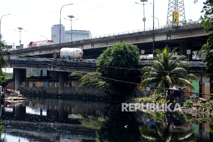 Sejumlah gubuk liar memadati kolong tol Kalijodo, Jakarta, (ilustrasi) 