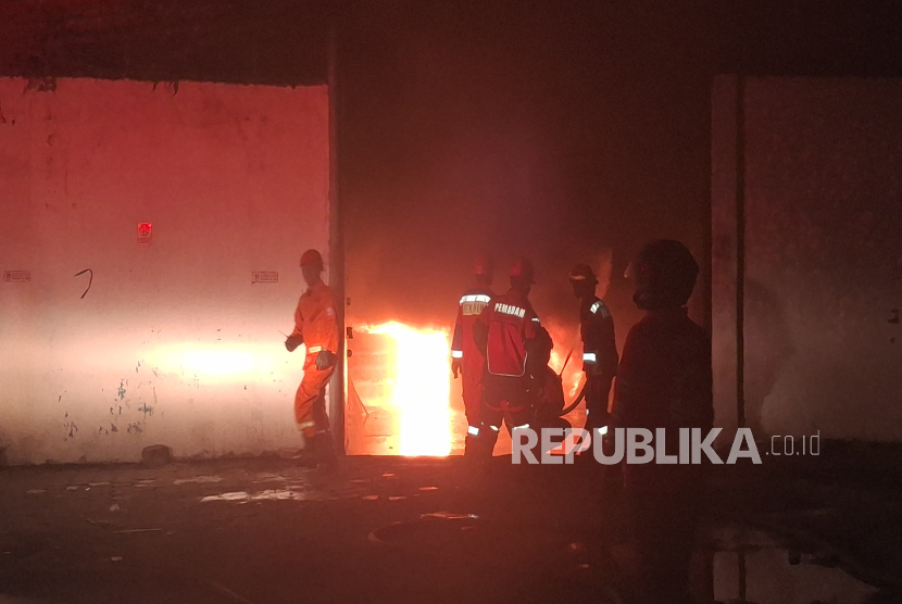 Sejumlah Gudang di Jalan Raya Kolonel Masturi, Kelurahan Cipageran, Kecamatan Cimahi Utara, Kota Cimahi, Jawa Barat Terbakar pada Rabu (3/9/2025).