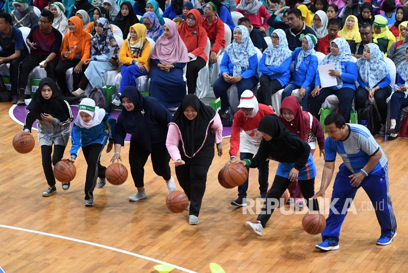 Sejumlah guru dan pelatih olah raga menggiring bola basket saat Pelatihan basket Jr. NBA, di Surabaya, Jawa Timur, Senin (10/2/2020).