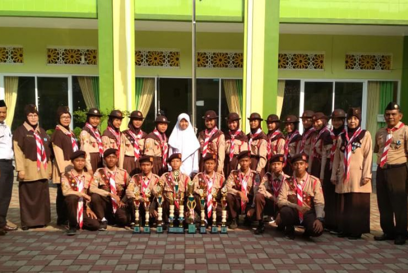 Sejumlah guru dan siswa MTsN 1 Bogor meraih prestasi di bidang Pramuka.