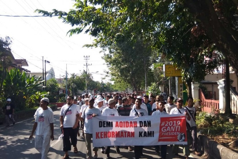 Sejumlah guru honorer atau guru wiyata bakti mengikuti aksi Longmars di jalan utama kota Jepara, Jawa Tengah, Minggu (1/7).