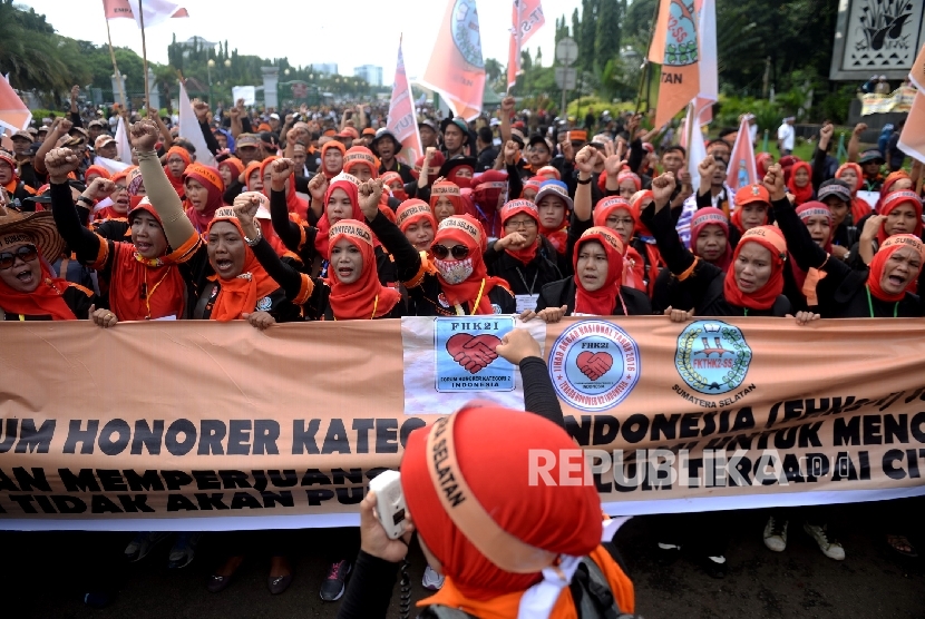  Sejumlah guru honorer dari Forum Honorer Kategori 2 Indonesia (FHK2I) melakukan aksi unjuk rasa di depan Istana Merdeka, Jakarta, Rabu (10/2). (Republika/WIhdan)