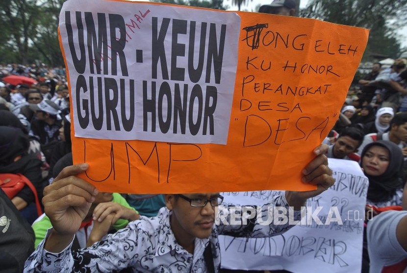 Sejumlah guru honorer Jawa Barat melakukan unjuk rasa menuntut kesejahteraan, di depan Gedung Sate, Jl Diponogoro, Kota Bandung, Senin (31/10). 