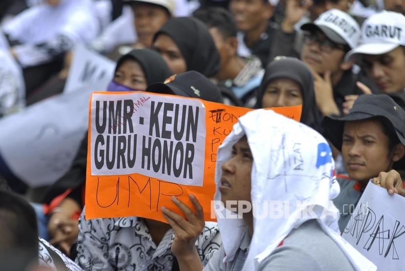 Sejumlah guru honorer Jawa Barat melakukan unjuk rasa menuntut kesejahteraan, di depan Gedung Sate, Jl Diponogoro, Kota Bandung, Senin (31/10). 