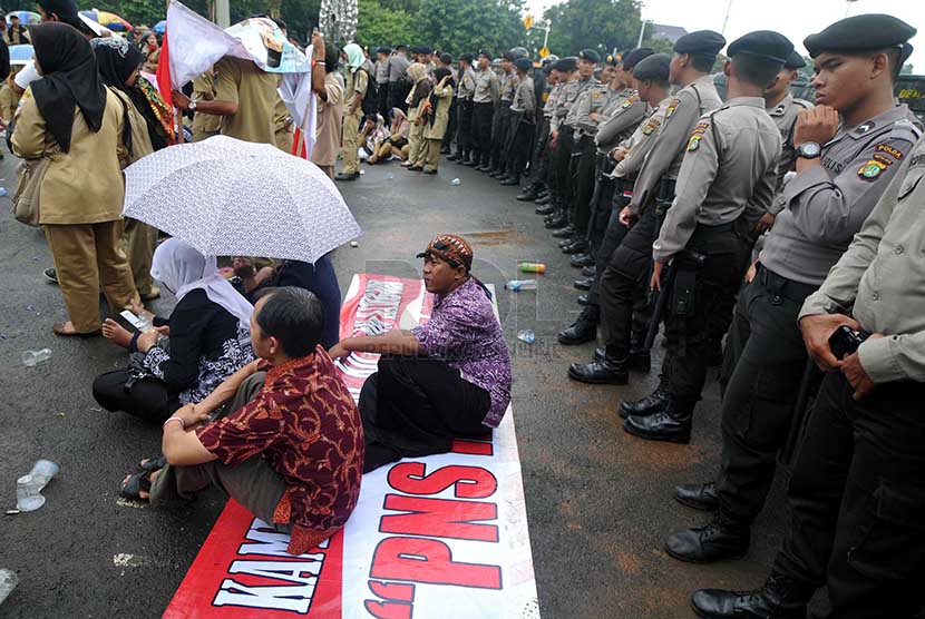 Sejumlah guru honorer K2 melakukan aksi unjuk rasa di depan Istana Merdeka, Jakarta, Rabu (26/2).