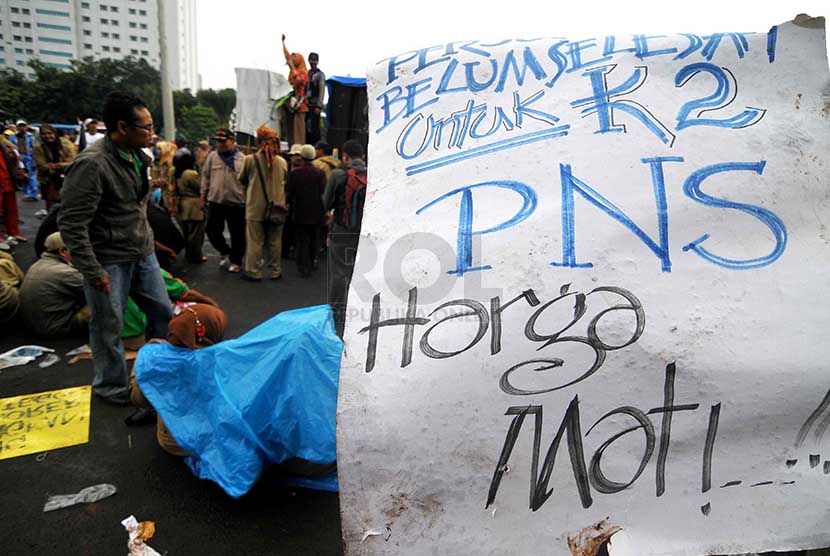 Sejumlah guru honorer K2 melakukan aksi unjuk rasa di depan Istana Merdeka, Jakarta, Rabu (26/2).