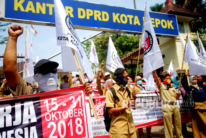 Sejumlah guru honorer menggelar aksi di depan kantor DPRD Depok, Jawa Barat, Senin (15/10).