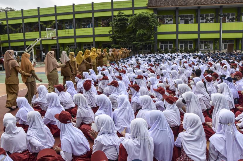 Sejumlah guru melambaikan tangan kepada siswa saat Masa Pengenalan Lingkungan Sekolah (MPLS) tahun ajaran baru 2022/2023 di SMP Negeri 2 Ciamis, Kabupaten Ciamis, Jawa Barat, Senin (18/7/2022). Kadisdik Jabar sebut tidak ada perpeloncoan selama Masa Pengenalan Lingkungan Sekolah.