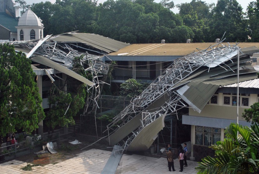 Sejumlah guru melihat atap sekolah yang ambruk di SMP dan SMA Mardi Yuana, Jalan Siliwangi, Kota Bogor, Jawa Barat, Rabu (30/3).