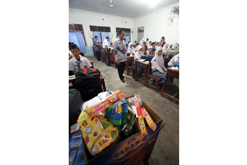  Sejumlah guru memeriksa tas milik siswa saat merazia kado Valentine di SMA Negeri 5 Medan, Sumut, Kamis (14/2).  (Antara/Septianda Perdana)