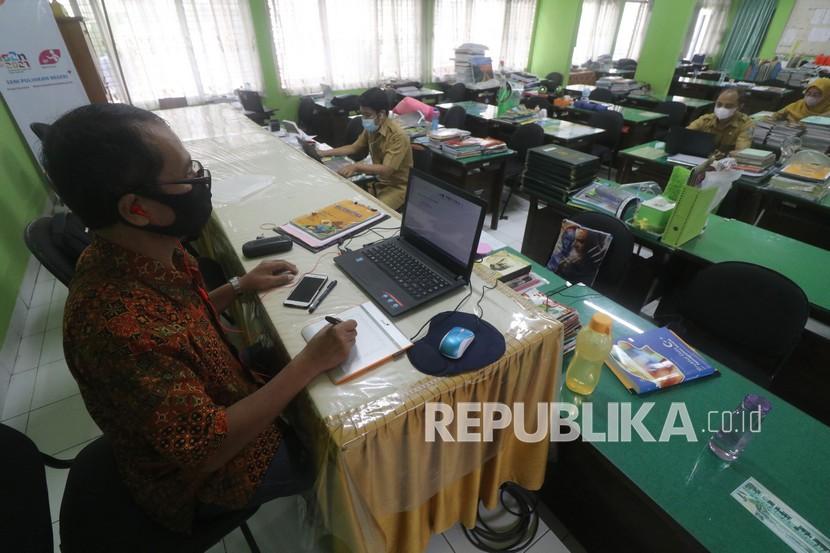 Sejumlah guru mengajar secara daring di SMA Negeri 2, Kota Kediri, Jawa Timur, Senin (31/1/2022). Pihak sekolah meniadakan pembelajaran tatap muka (PTM) dan kembali memberlakukan pembelajaran secara daring selama sepekan guna mengantisipasi penularan COVID-19 varian omicron. 
