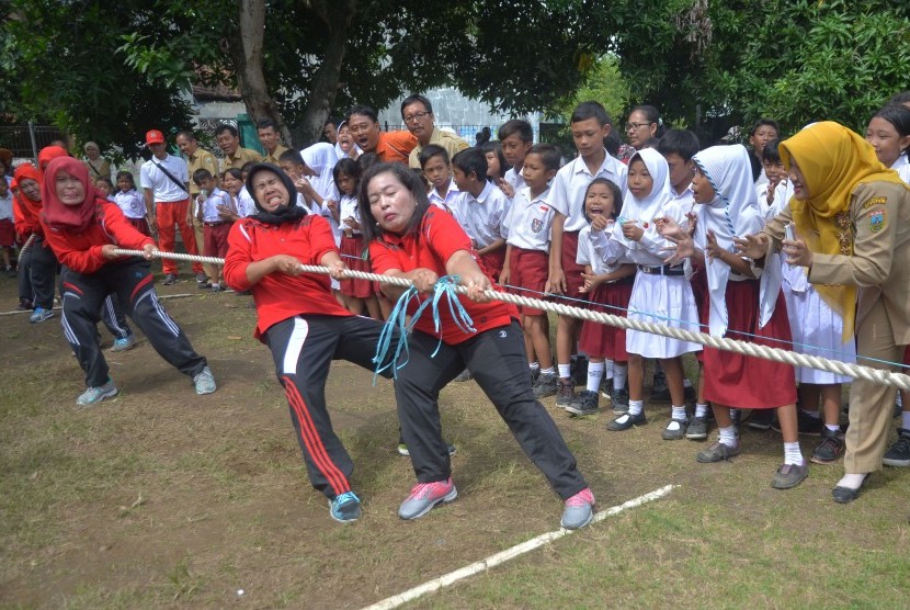 Sejumlah Guru mengikuti lomba tarik tambang antar guru di Sekolah Dasar Negeri 2 Getas Pejaten, Jati, Kudus, Jawa Tengah, Jumat (25/11). 