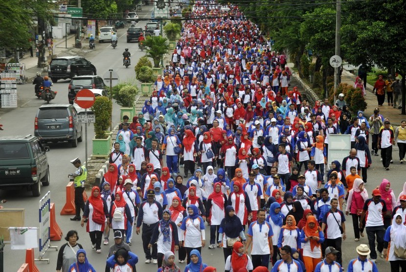 Sejumlah guru mengikuti pawai dan jalan santai HUT PGRI di Alun-alun Serang, Banten, Jumat (25/11). 