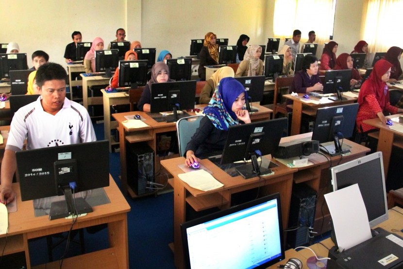 Sejumlah guru mengikuti Uji Kompetensi Guru (UKG) 2015 di SMK Negeri 1 Serang, Banten, Selasa (10/11).