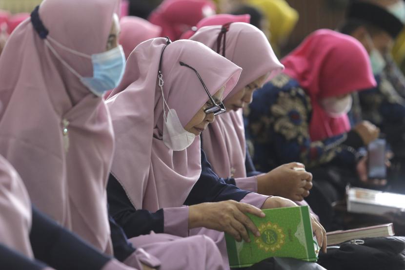 Sejumlah guru Pendidikan Agama Islam (PAI) mengikuti Khatam Raya di Masjid Baiturrahman, Limboto, Kabupaten Gorontalo, Gorontalo, Senin (20/12/2021). Sebanyak 100 guru mengikuti Khatam Raya usai menjalani pelatihan peningkatan kapasitas Al Quran dari Kementerian Agama (Kemenag) dan pimpinan daerah Muhammadiyah